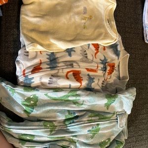 One sleeping gown. Two sleeping footie pajamas, all in the side newborn. (Boy)